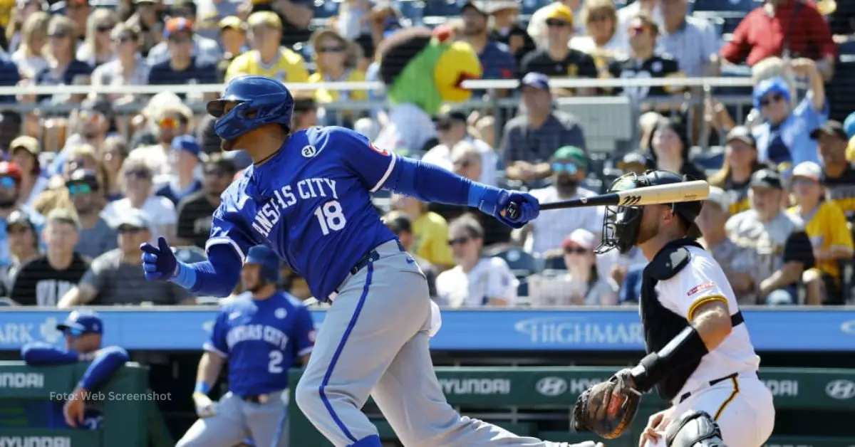 Yuli Gurriel en una acción de bateo con Kansas City