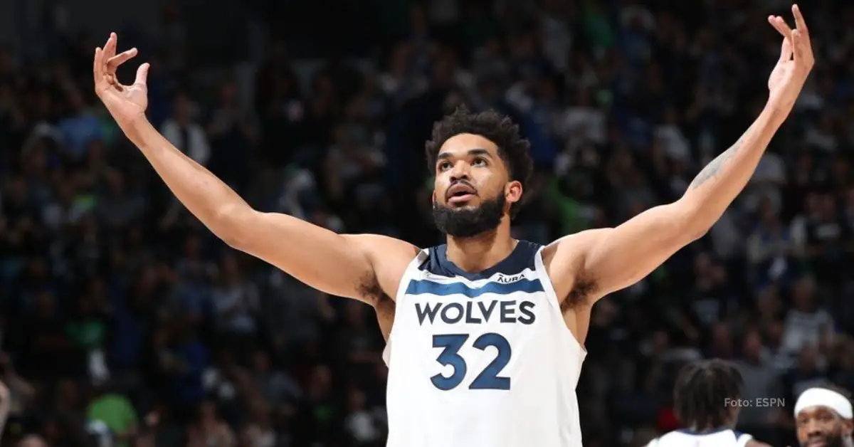 Karl Anthony Towns alzando las manos tras encestar un triple con Minnesota Timberwolves