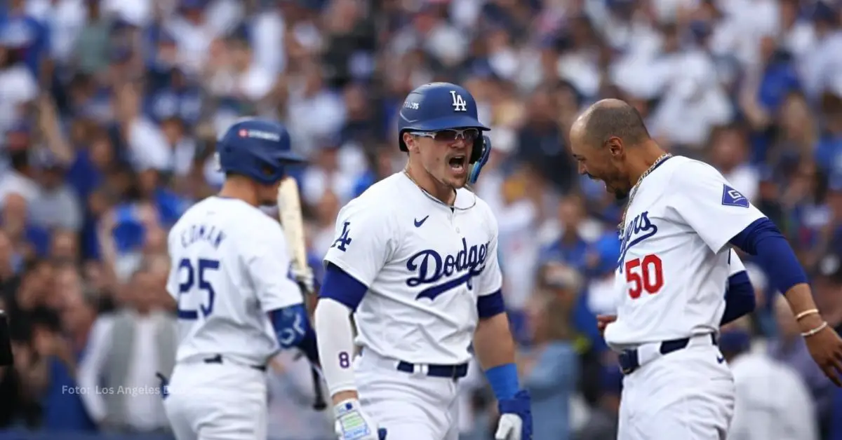 Kike Hernández celebrando con Mookie Betts tras conectar jonrón