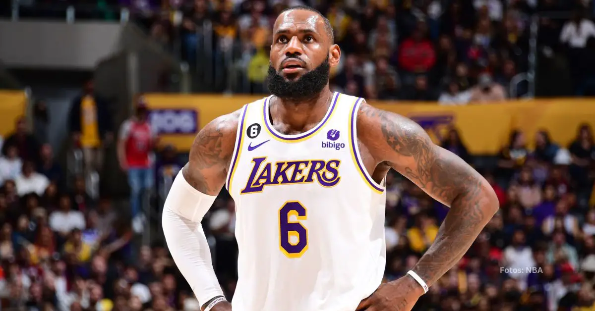 LeBron James posando con Los Angeles Lakers