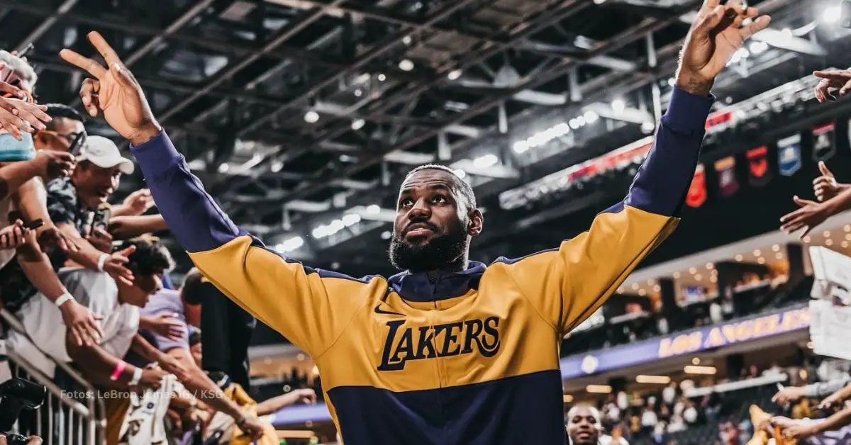 LeBron James entrando a la cancha con Los Angeles Lakers