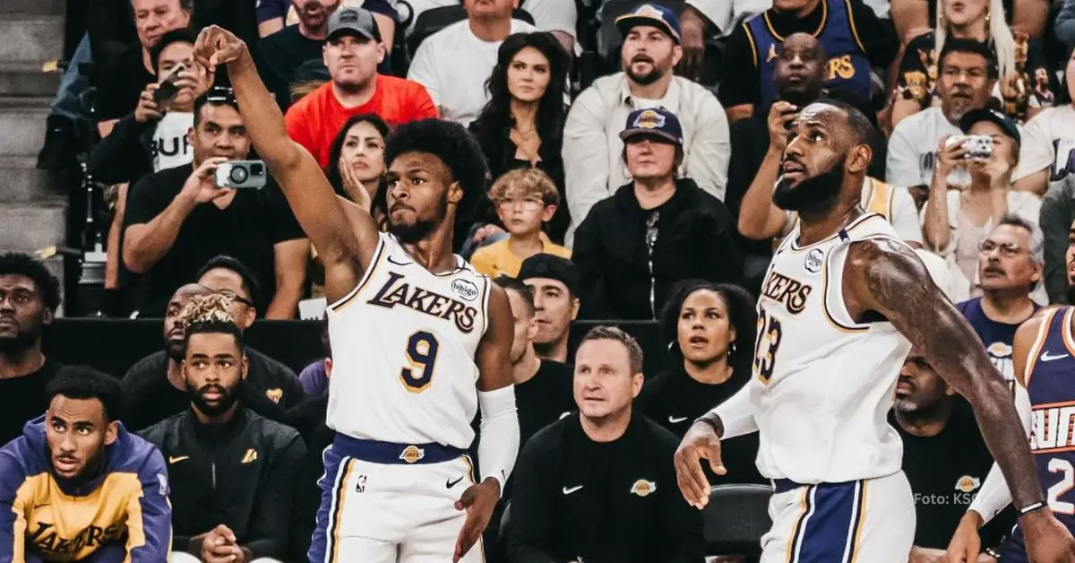 LeBron James junto a su hijo en un juego de Los Angeles Lakers