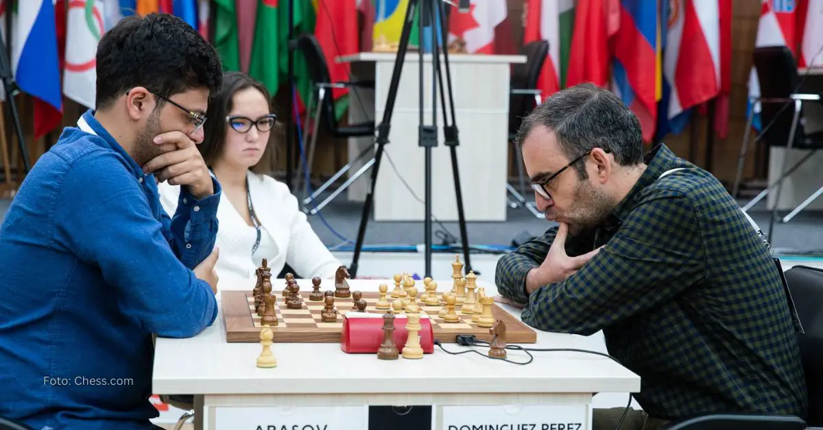 Leinier Domínguez enfrentando un rival en un certamen de torneo de Ajedrez