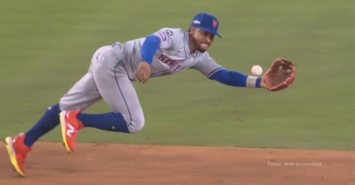 Francisco Lindor tomando la pelota de aire