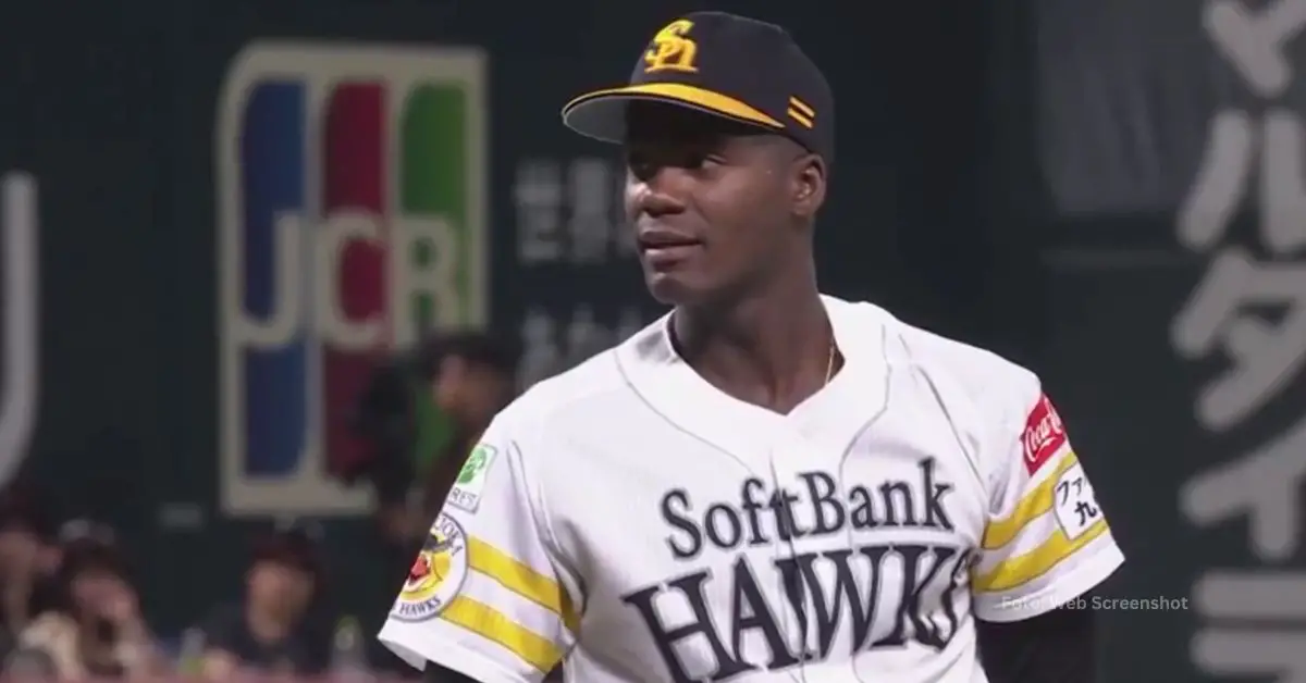 Liván Moinelo en la lomita en un juego con SoftBank Hawks