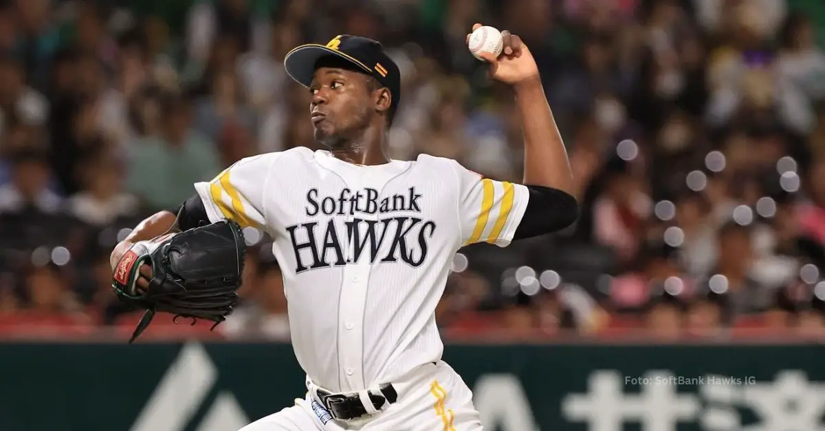 Liván Moinelo lanzando con SoftBank Hawks