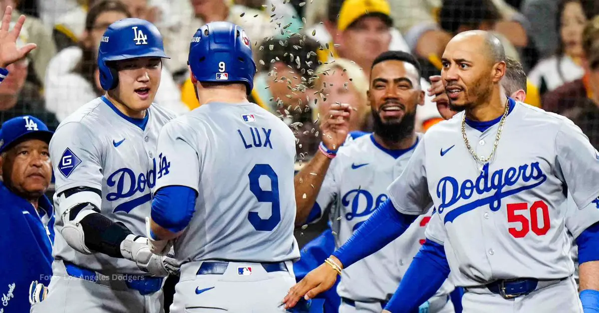 Gavin Lux, Shohei Ohtani, Mookie Betts y Teoscar Hernández celebrando con Los Angeles Dodgers