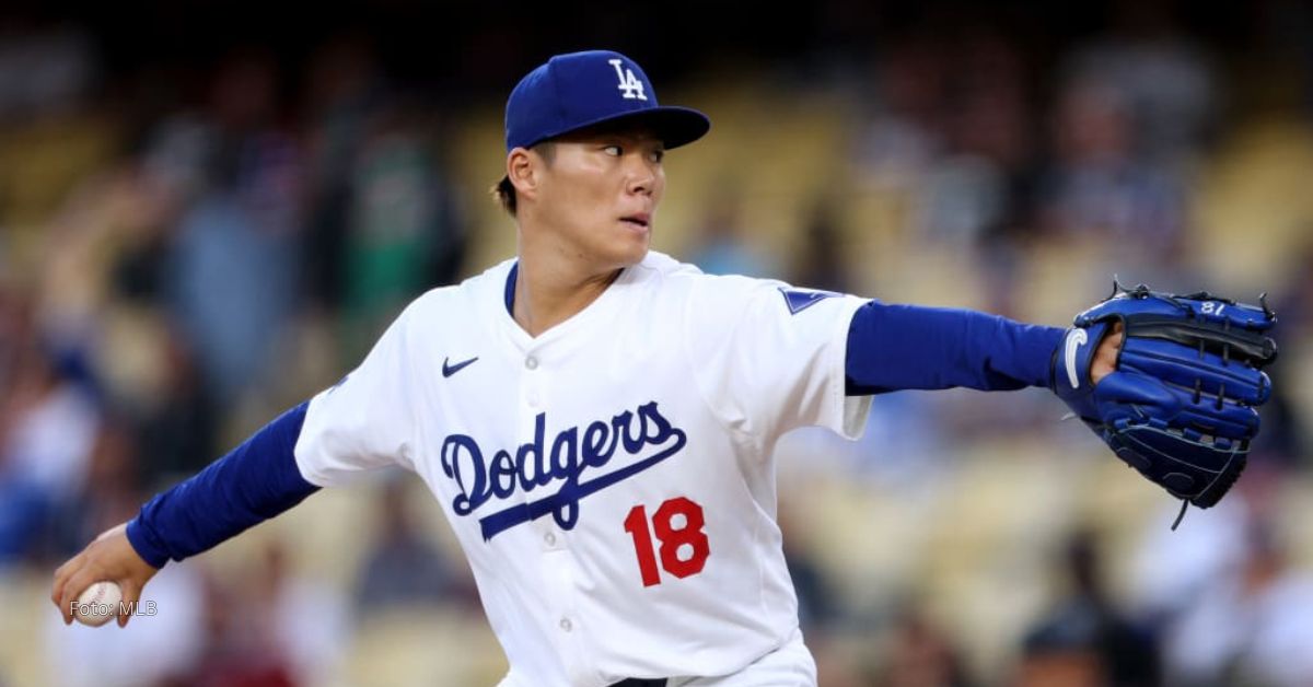 Yoshinobu Yamamoto haciendo movimientos de lanzar con Los Angeles Dodgers en MLB