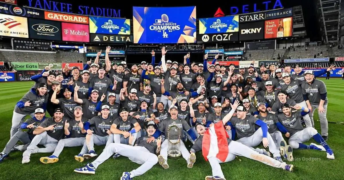 El conjunto de Los Angeles Dodgers con el trofeo de campeón. 