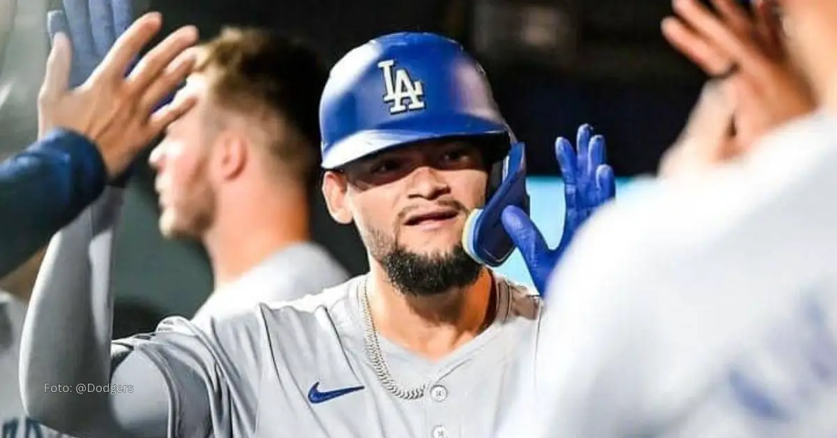 Andy Pages saludando a sus compañeros después de batear un jonrón con Los Angeles Dodgers