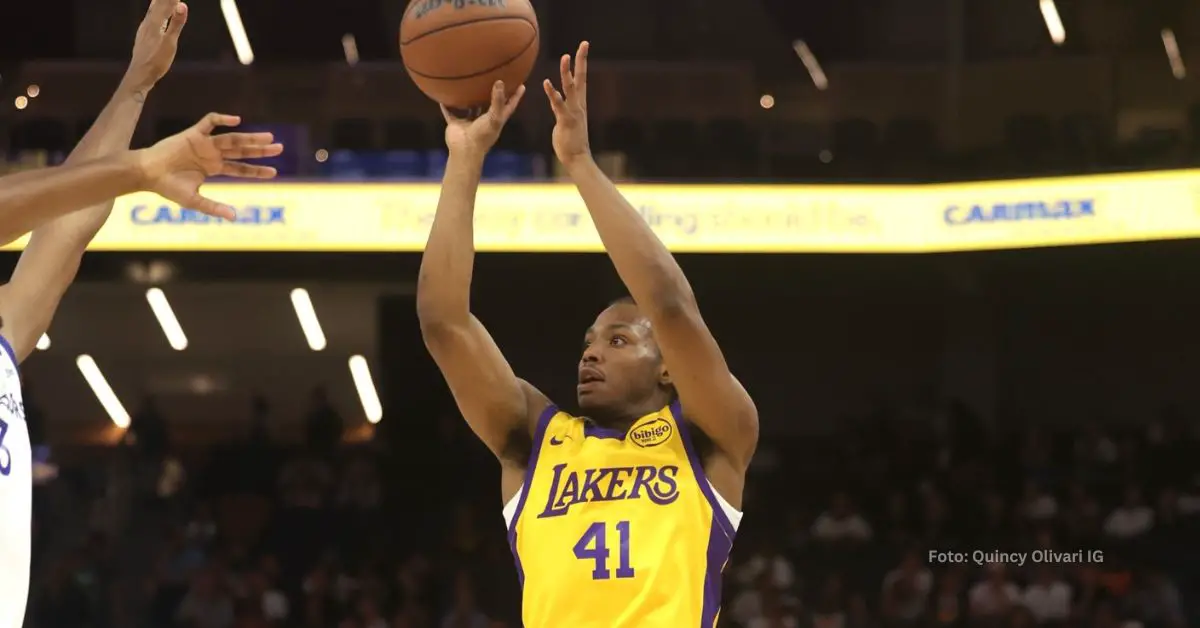 Quincy Olivari lanzando con Los Angeles Lakers