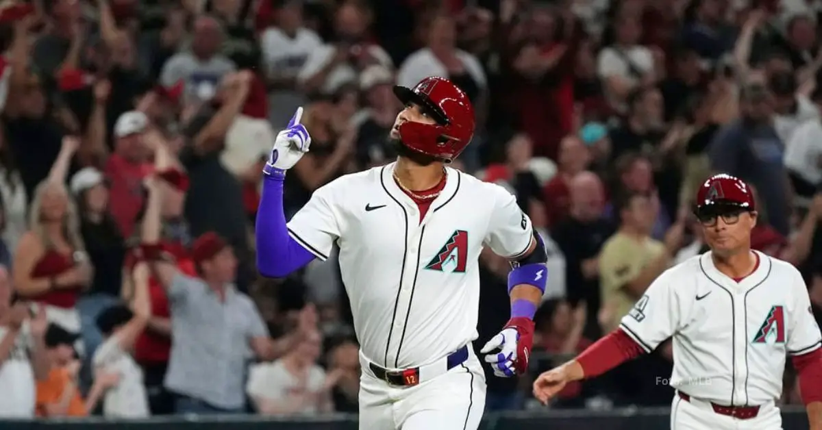 Lourdes Gurriel Jr. señalando el cielo tras jonrón con Arizona Diamondbacks