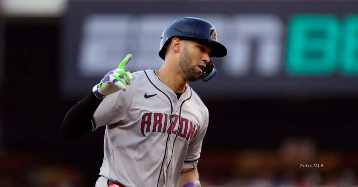 Lourdes Gurriel Jr. recorriendo las bases con Arizona Diamondbacks