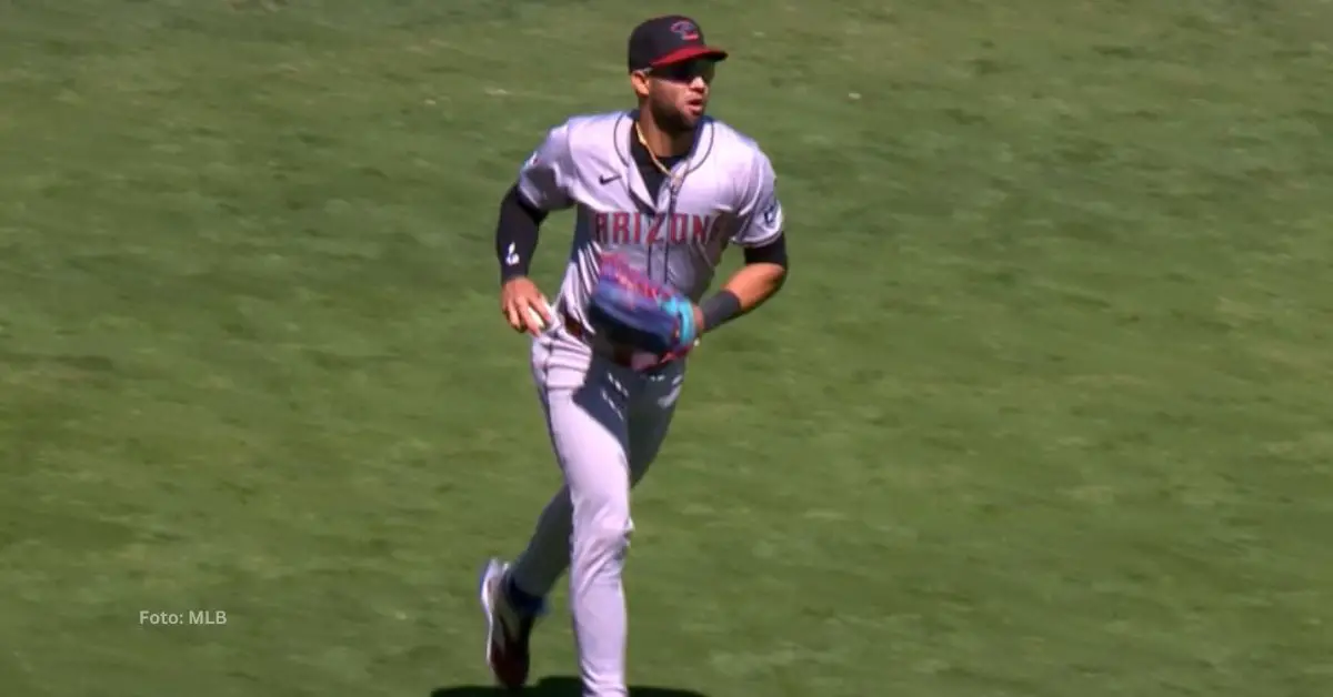 Lourdes Gurriel Jr. cubriendo los jardines con Arizona Diamondbacks