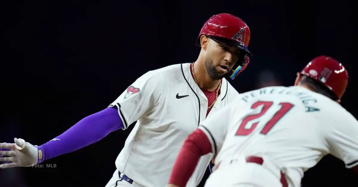 Lourdes Gurriel Jr. celebrando con el coach de tercera tras conectar cuadrangular