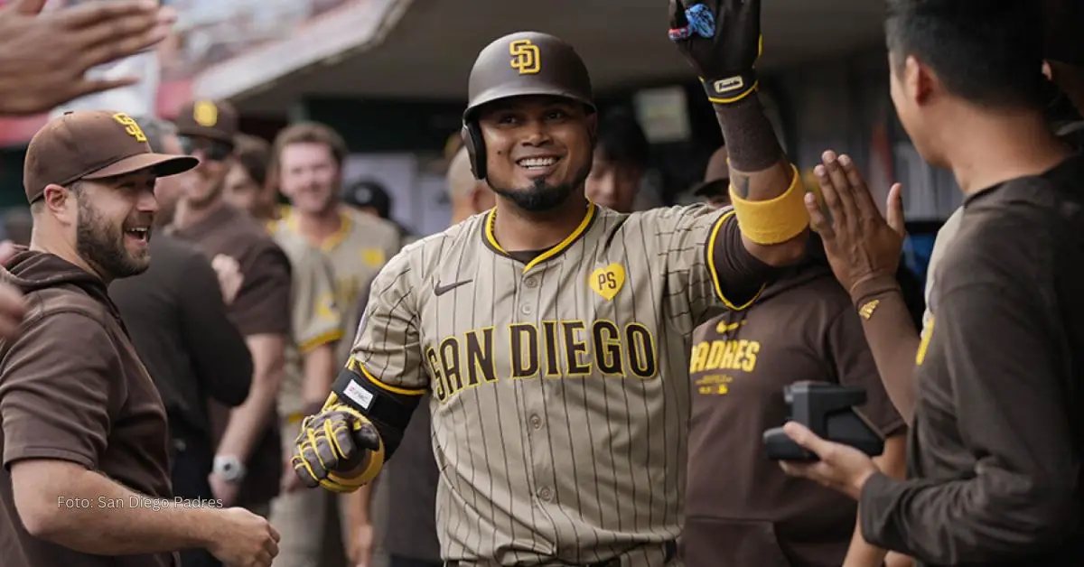 Luis Arráez celebrando con San Diego Padres