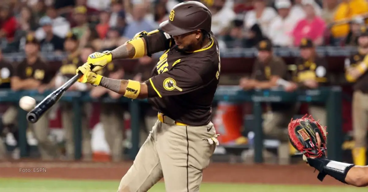 Luis Arráez bateando con San Diego Padres