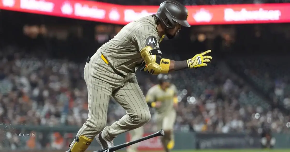 Luis Arráez bateando con San Diego Padres