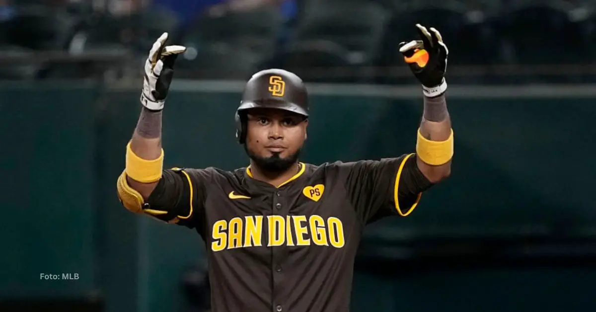 Luis Arráez celebrando en primera tras dar sencillo con San Diego Padres