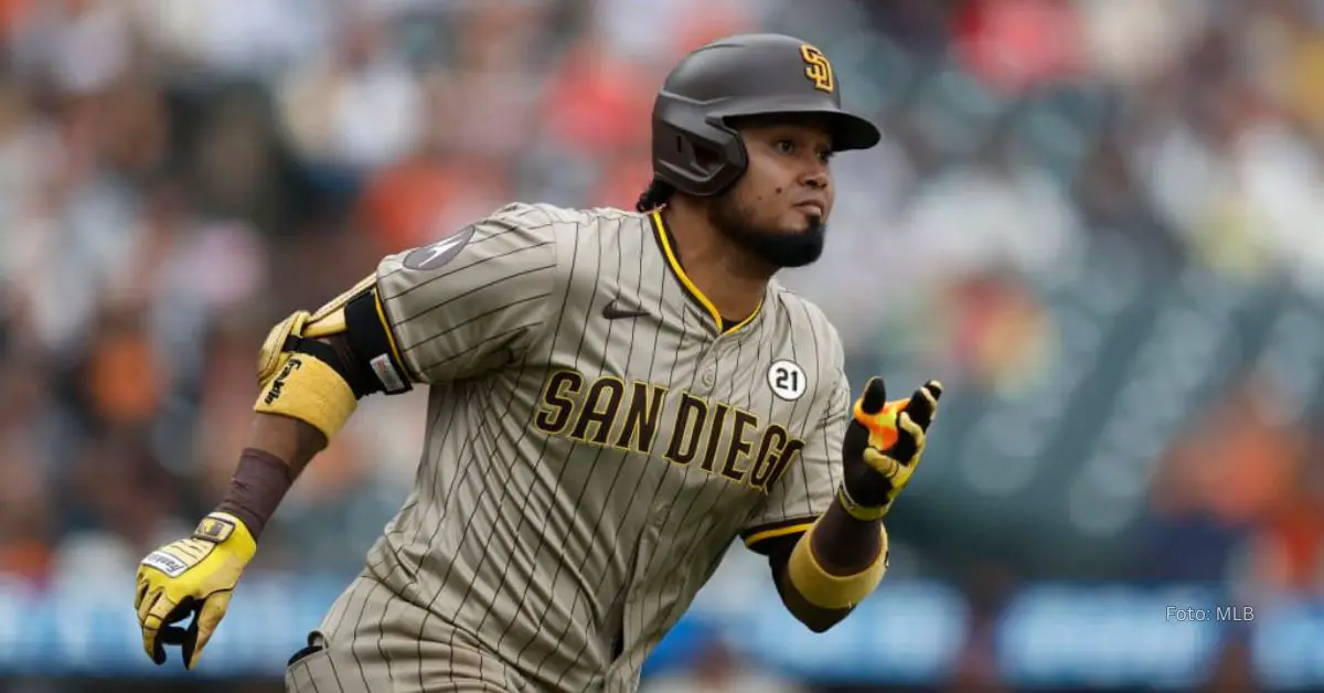 Luis Arráez con el uniforme de San Diego Padres