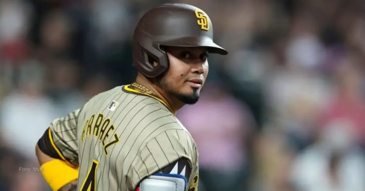 Luis Arráez con el uniforme de San Diego Padres