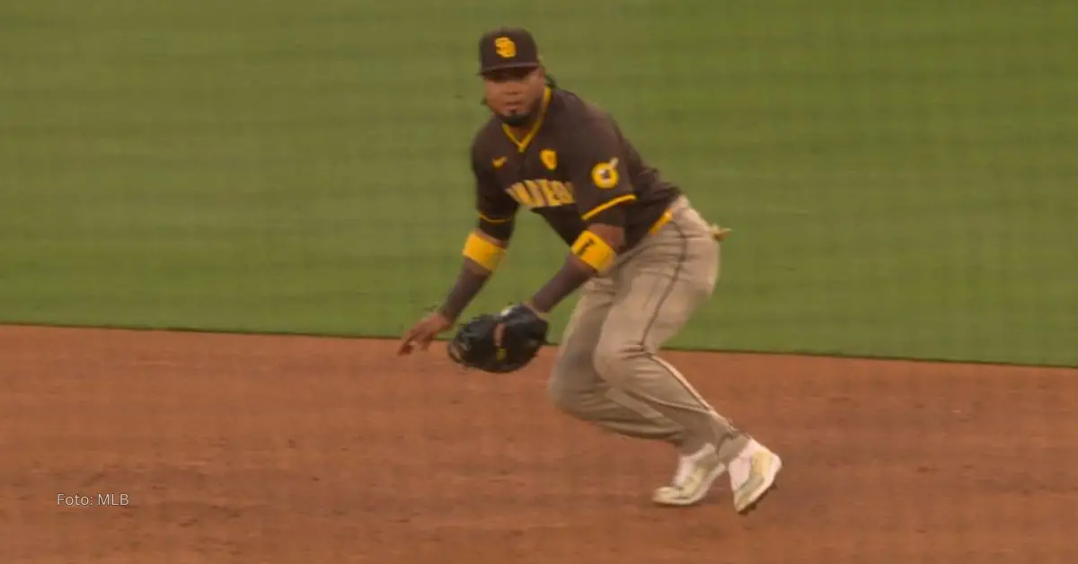 Luis Arráez realizando fildeo ante Dodgers en NLDS con San Diego Padres