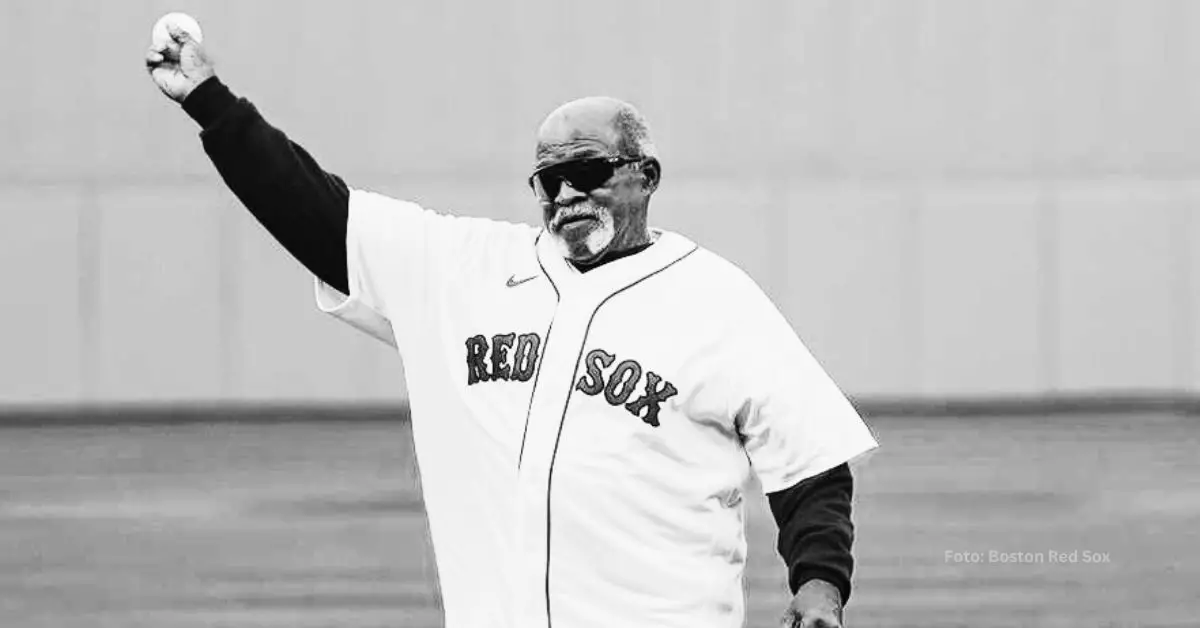 Luis Tiant lanzando una pelota en un evento con Boston Red SOx