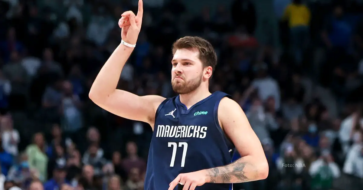 Luka Doncic con la mano arriba tras realizar cesta con Dallas Mavericks