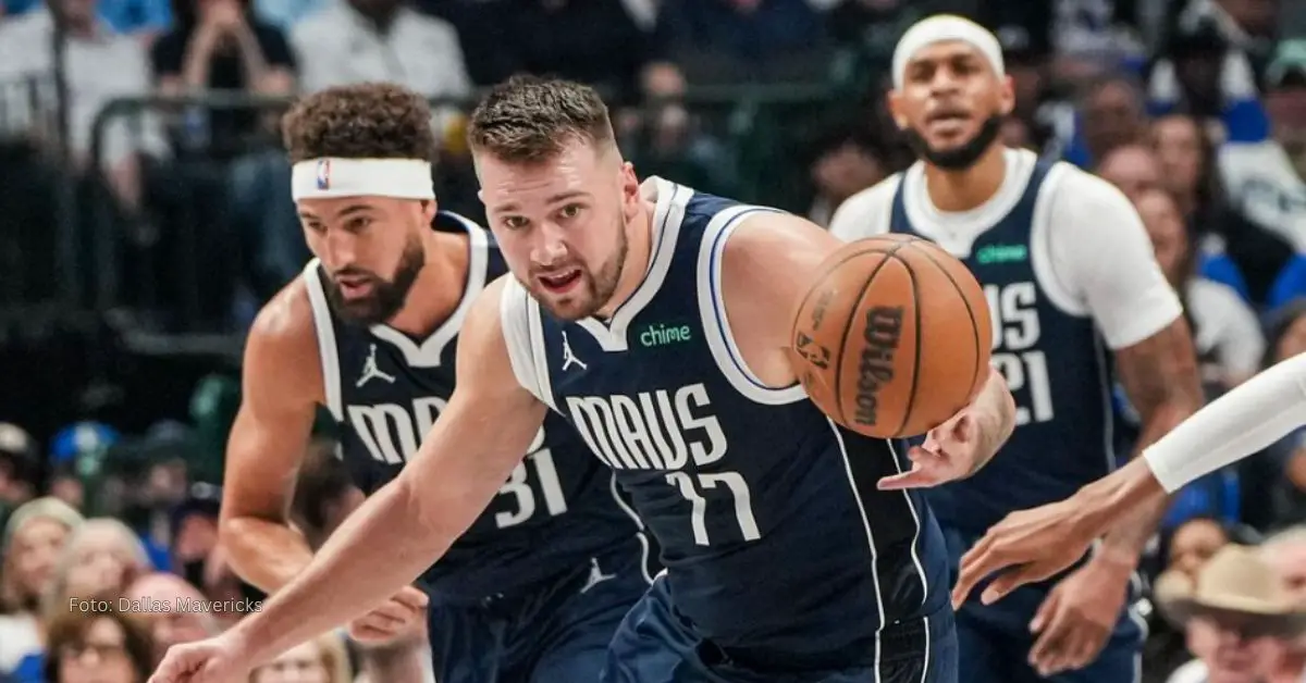 Luka Doncic rebotando la pelota con Dallas Mavericks