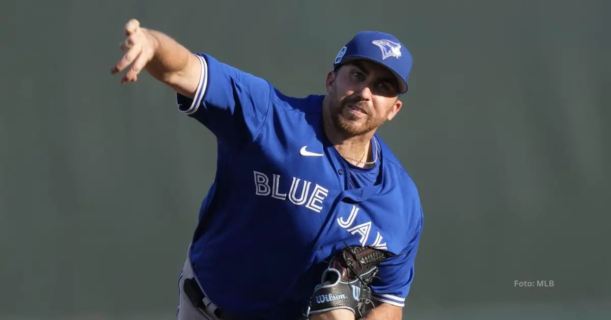 El pitcher Zach Thompson con el uniforme de Toronto Blue Jays, Atlanta Braves