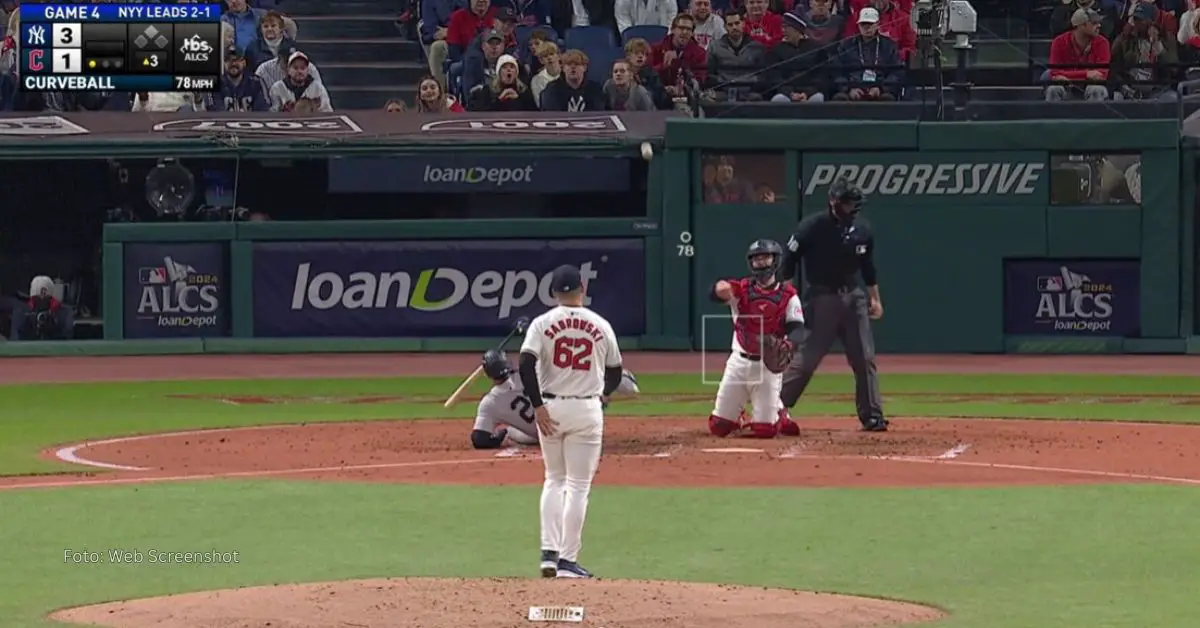 Juan Soto en el suelo del Progressive Field