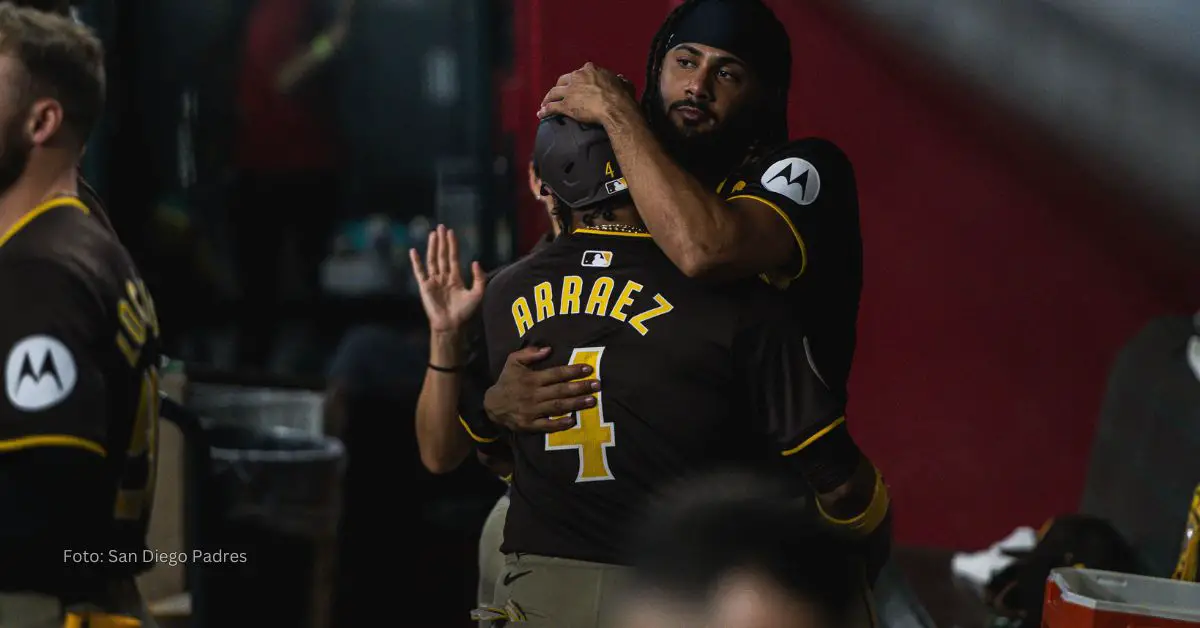 Luis Arráez abrazándose con Fernando Tatis Jr.