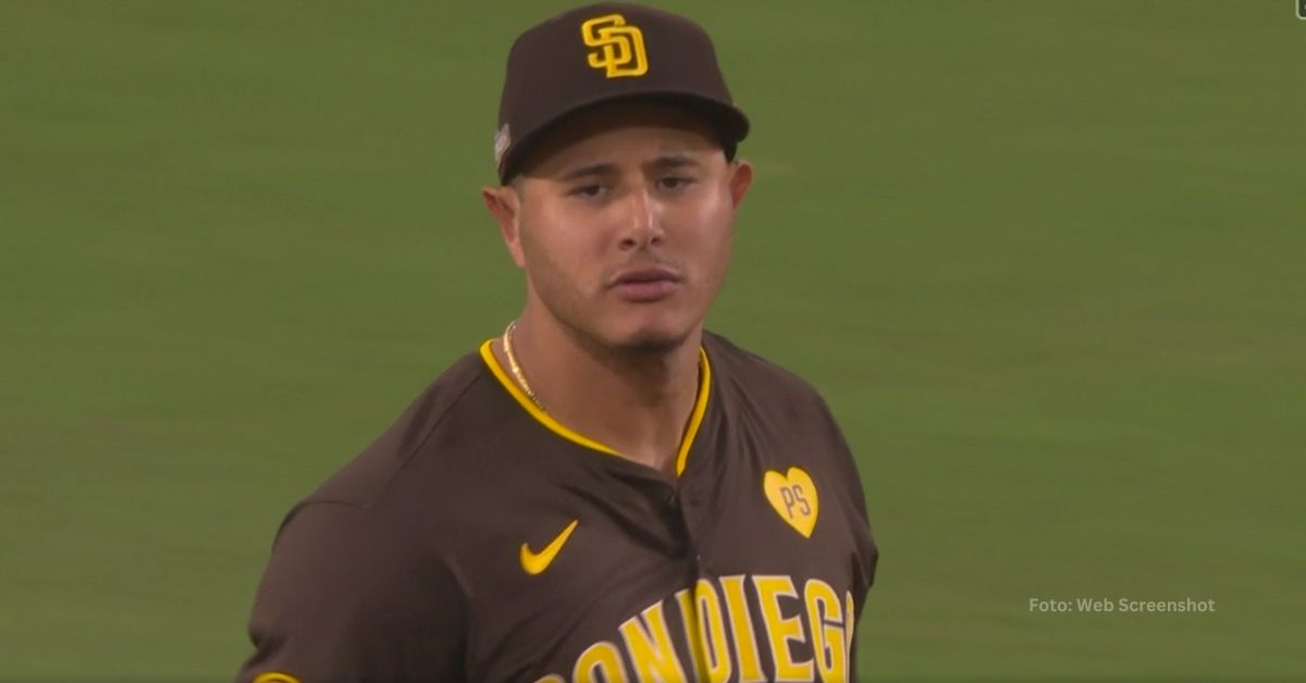 Manny Machado mirando hacia el dugout de Los Angeles Dodgers