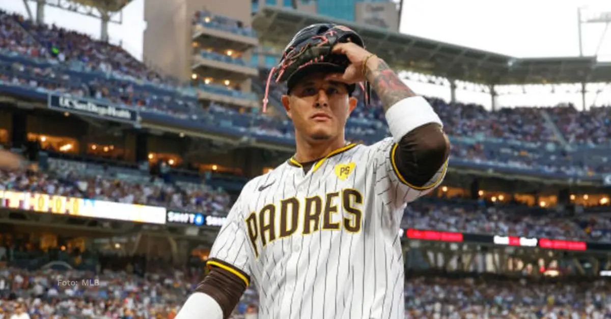 Manny Machado con el guante en la cabeza regresando al dugout de San Diego Padres