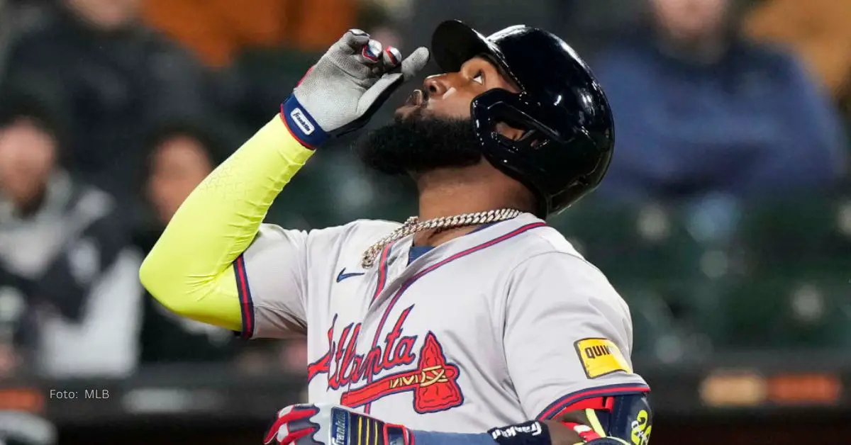 Marcell Ozuna señalando al cielo luego de batear jonrón con Atlanta Braves en MLB