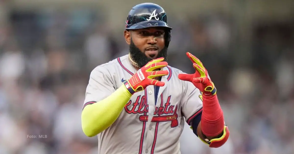 Marcell Ozuna haciendo gestos tras doble con Atlanta Braves