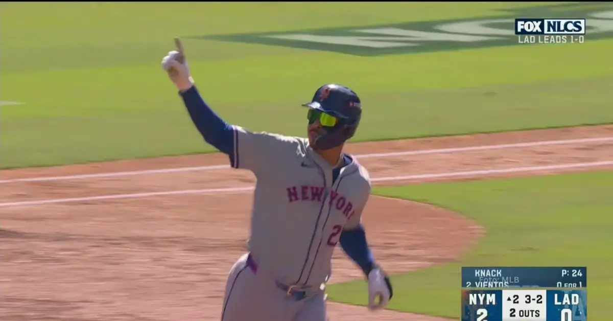 Mark Vientos celebrando su grand slam en Los Angeles