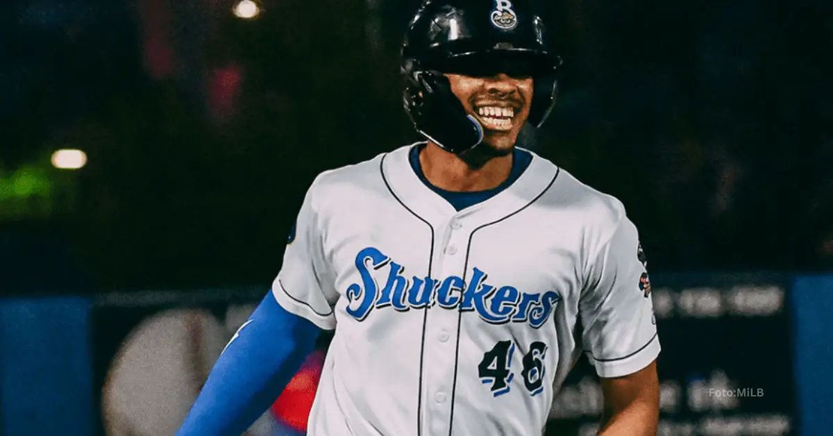 Ernesto Martínez Jr. sonriendo tras batazo con la sucursal de Milwaukee Brewers