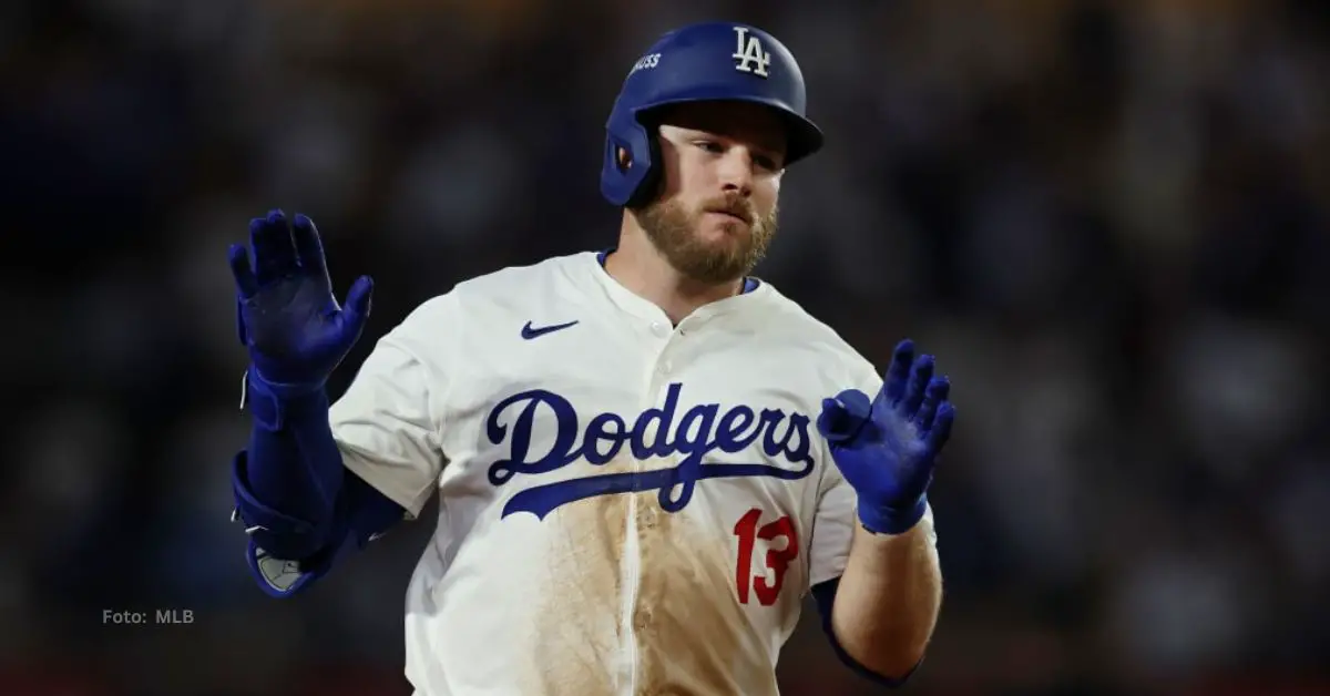 Max Muncy haciendo gestos hacia el dugout de Los Angeles Dodgers