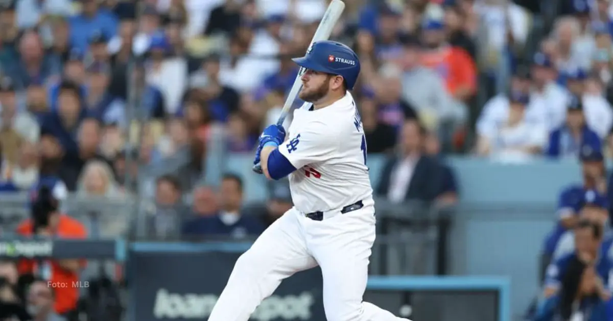 Max Muncy bateando con Los Angeles Dodgers