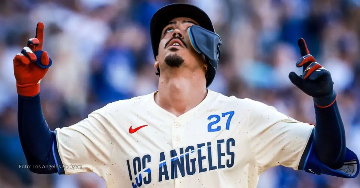 Miguel Vargas celebrando con el uniforme de Los Angeles Dodgers