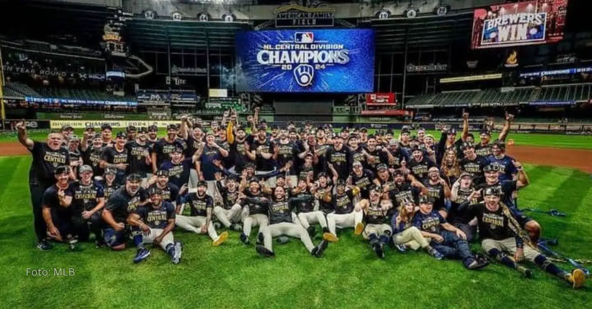 Equipo de Milwaukee Brewers en foto grupal tras conseguir el t{itulo de la División Central de la Liga Nacional