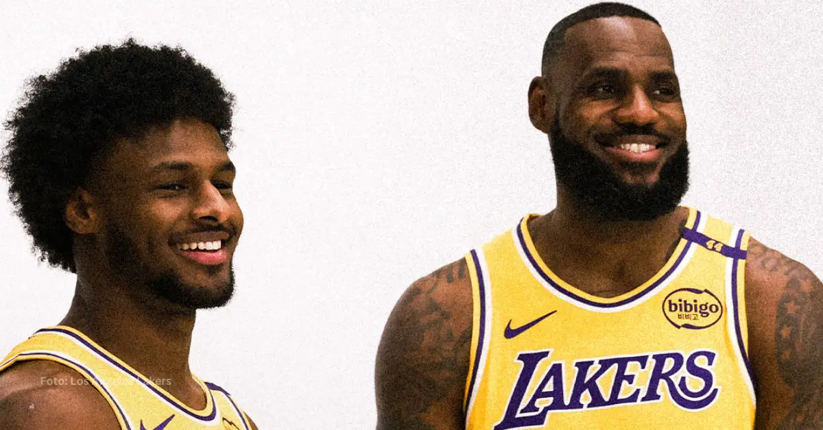 Bronny James junto a LeBron James