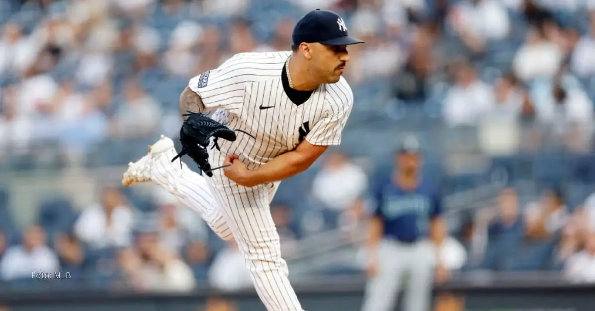 Néstor Cortés lanzando la bola hacia la mascota del receptor con Yankees en Grandes Ligas