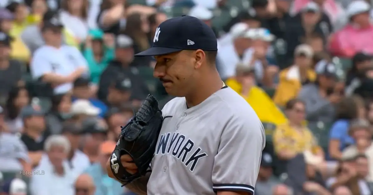 Néstor Cortés observando las señas de su receptor con el uniforme de New York Yankees