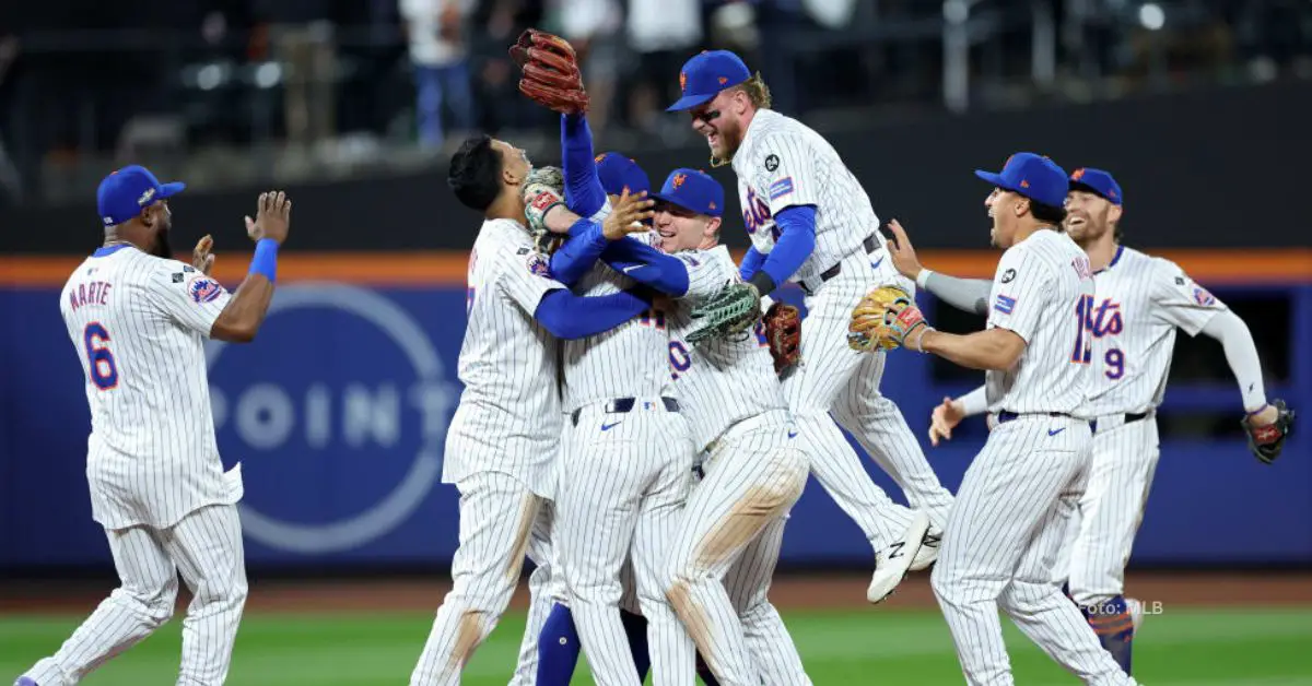 Equipo de New York Mets celebrando tras vencer a Philadelphia Phillies