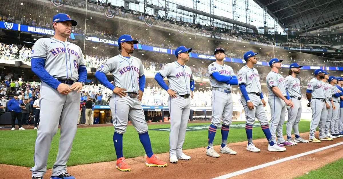 Manager y jugadores de New York Mets formados en la raya de primera base