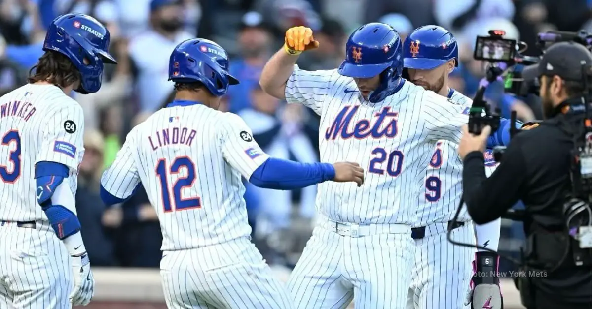 Jesse Winker, Francisco Lindor y Pete Alonso celebrando tras cuadrangular de tres carreras de New York Mets