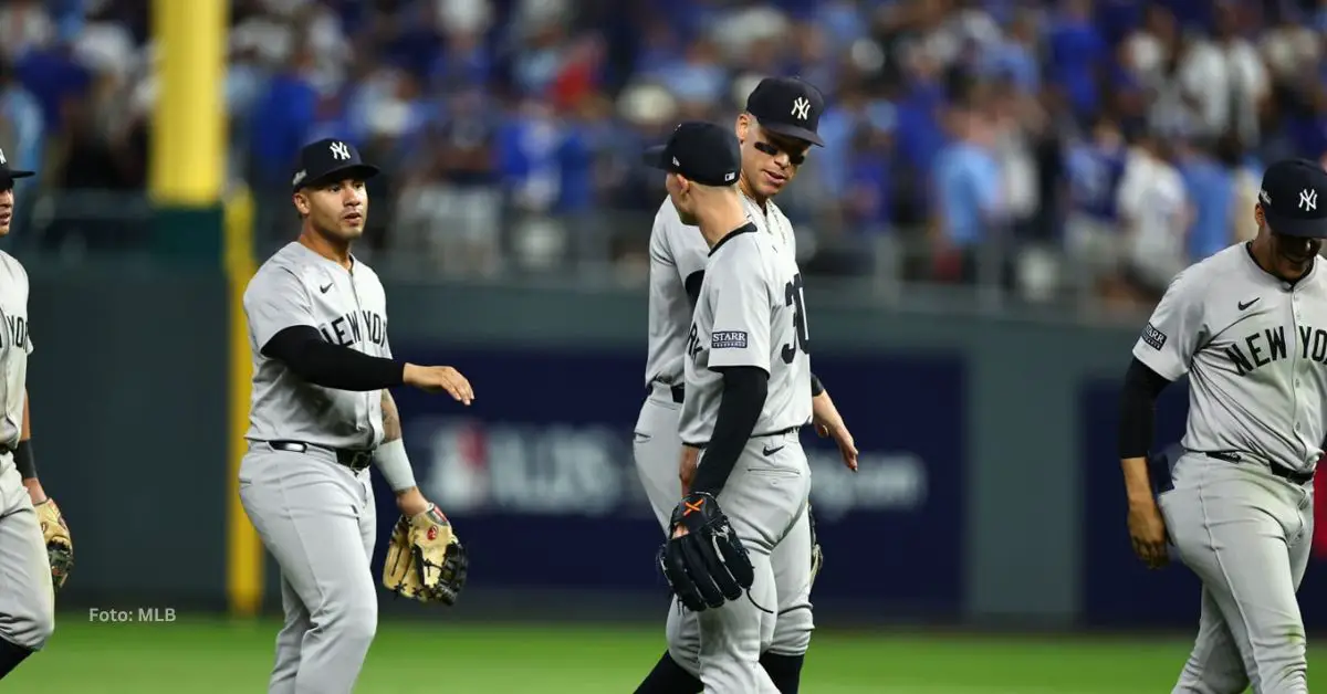 Jugadores de New York Yankees felicitándose por el triunfo