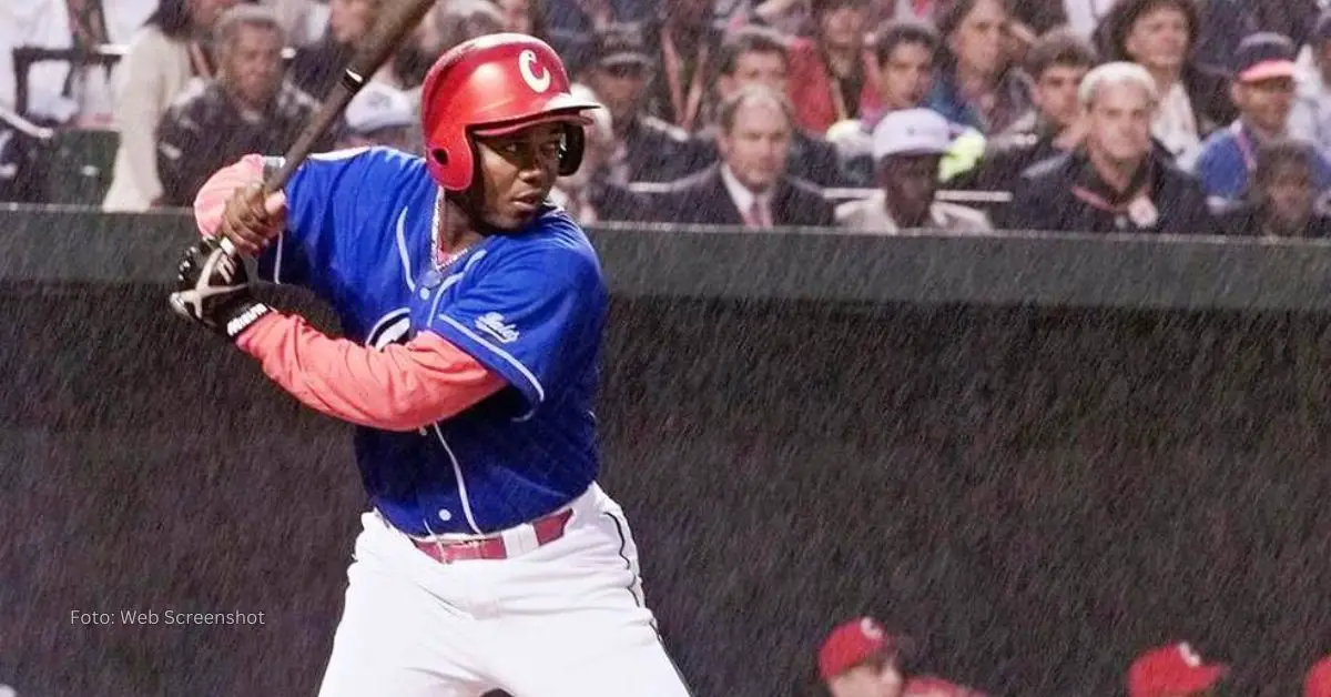 Omar Linares en posición de bateo con el uniforme del equipo Cuba